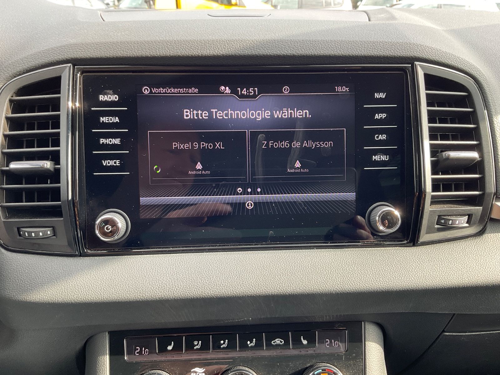 Fahrzeugabbildung SKODA Karoq 1.5l TSI DSG ACC,Kamera,Navi,LED,ACC