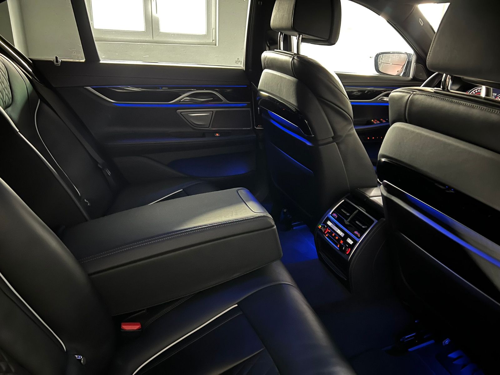 Fahrzeugabbildung BMW 750 d xDrive M SPORT/LASER/EXECUTIVE PRO/FROZEN