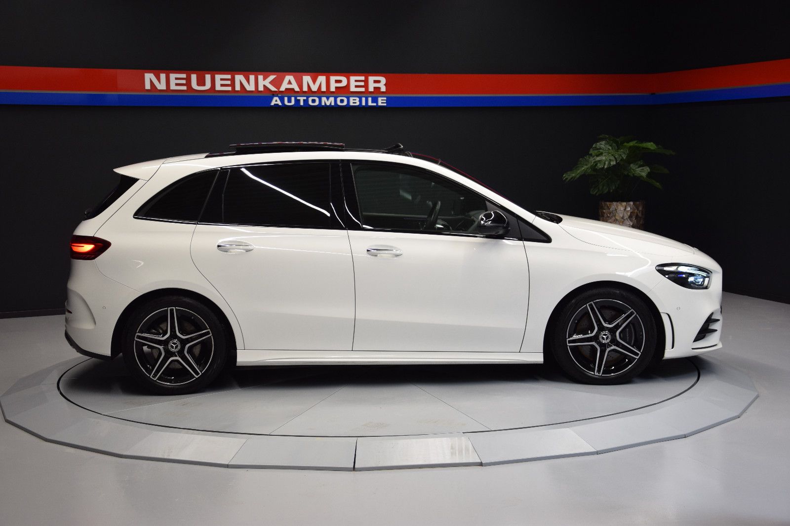 Fahrzeugabbildung Mercedes-Benz B 250 4Matic AMG Pano 360° Night ACC MBUX