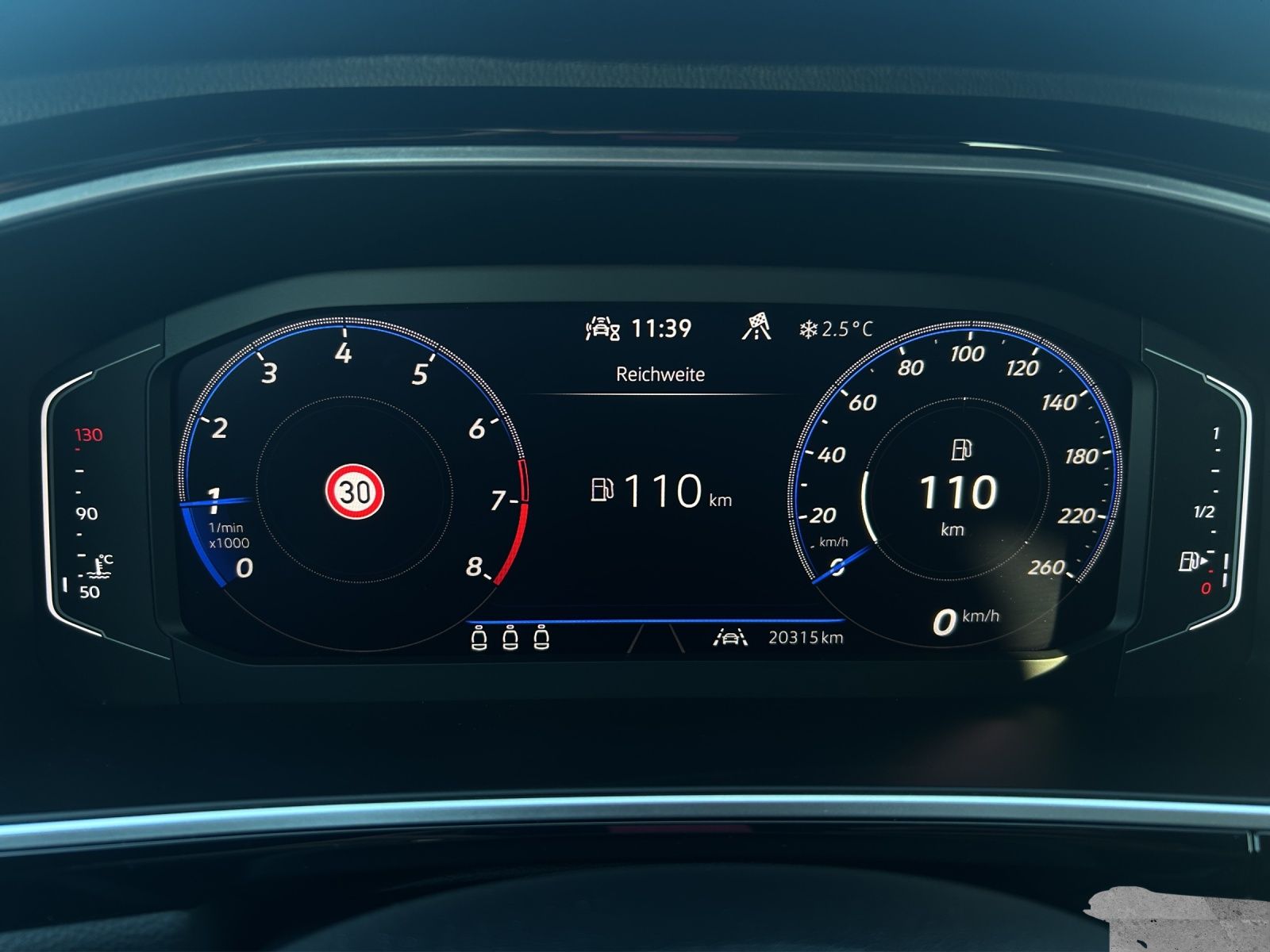 Fahrzeugabbildung Volkswagen T-Roc R-Line TSI IQ.Light ACC SH RearView AppCon