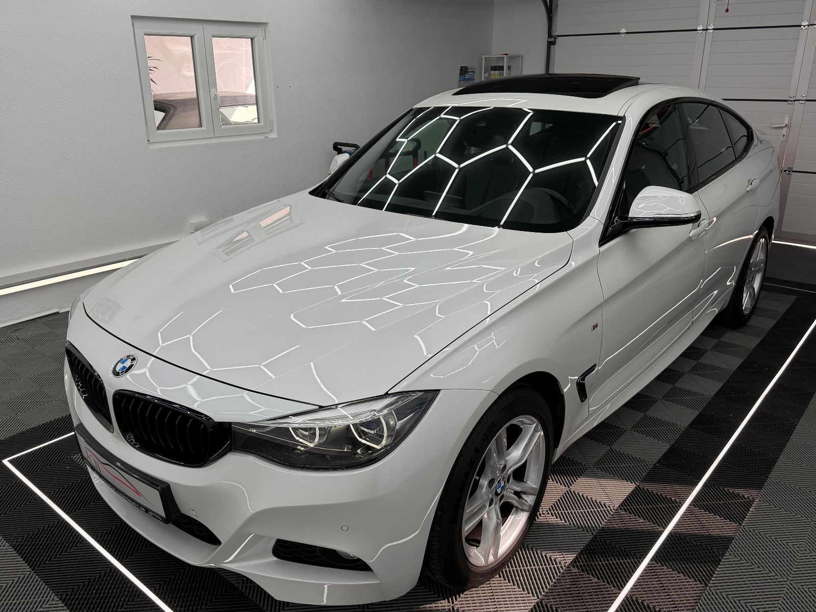 Fahrzeugabbildung BMW 320d xDrive GT M-SPORT/PANO/LEDER/HUD/AHK/AD LED