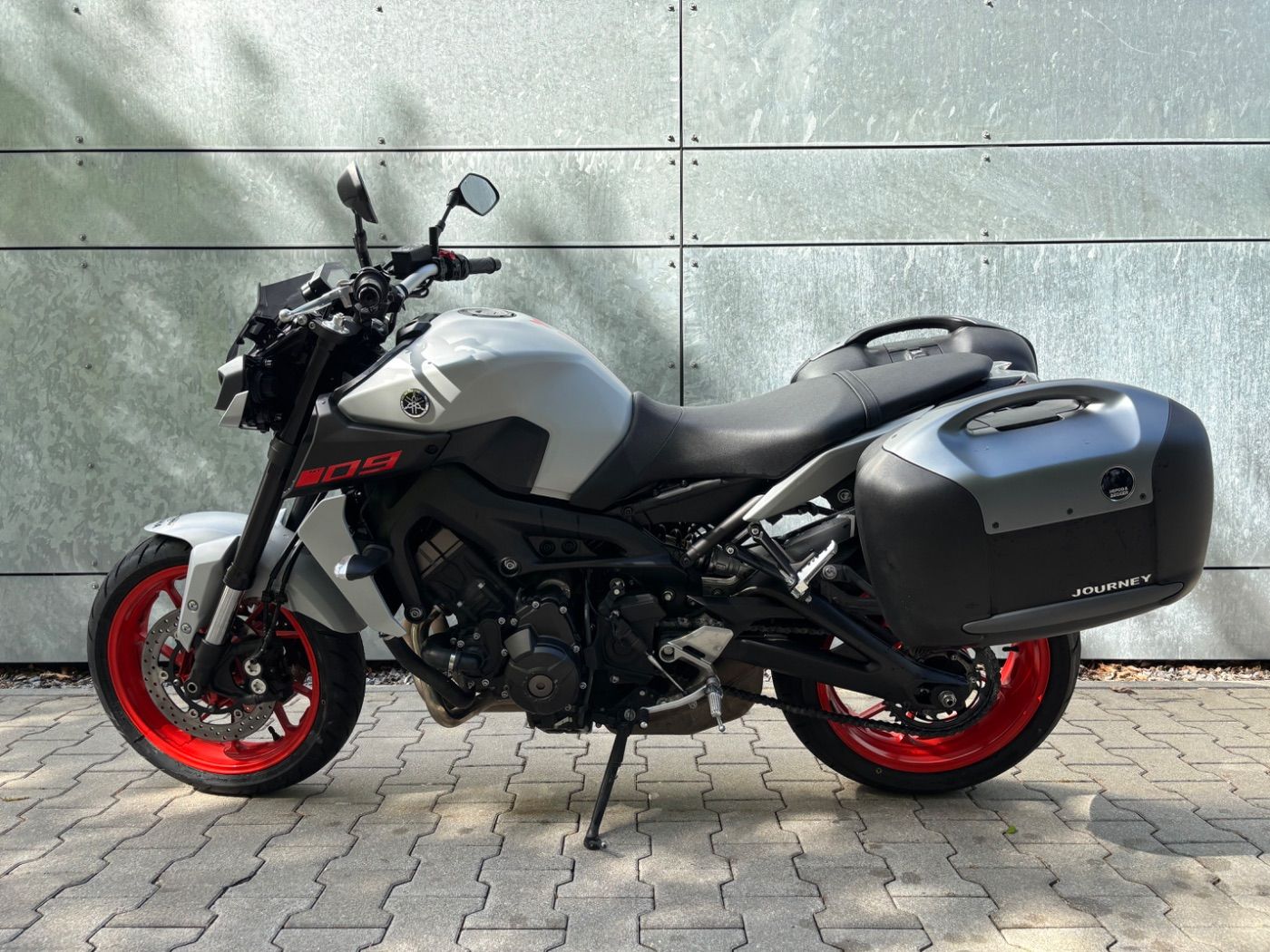 Fahrzeugabbildung Yamaha MT 09 Seitenkoffer kurzer Kennzeichenhalter