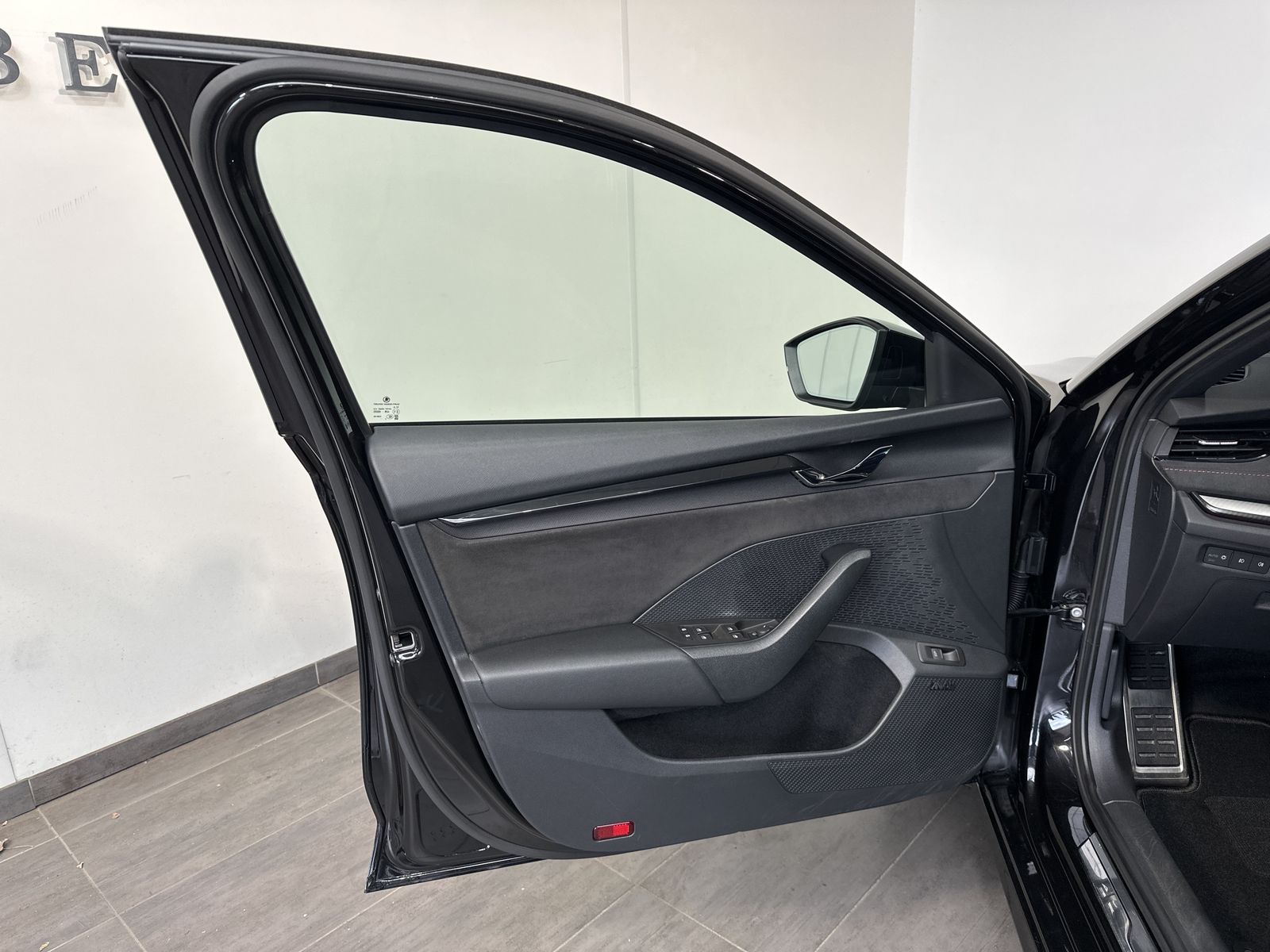 Fahrzeugabbildung SKODA Octavia Combi RS Plus NAV+LED+ACC+AHK+SHZ+CANTON