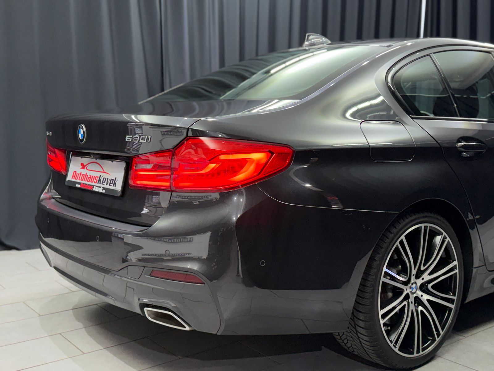 Fahrzeugabbildung BMW BMW 530i Lim xDrive M SPORT|HEAD-UP|360"|NAVI|