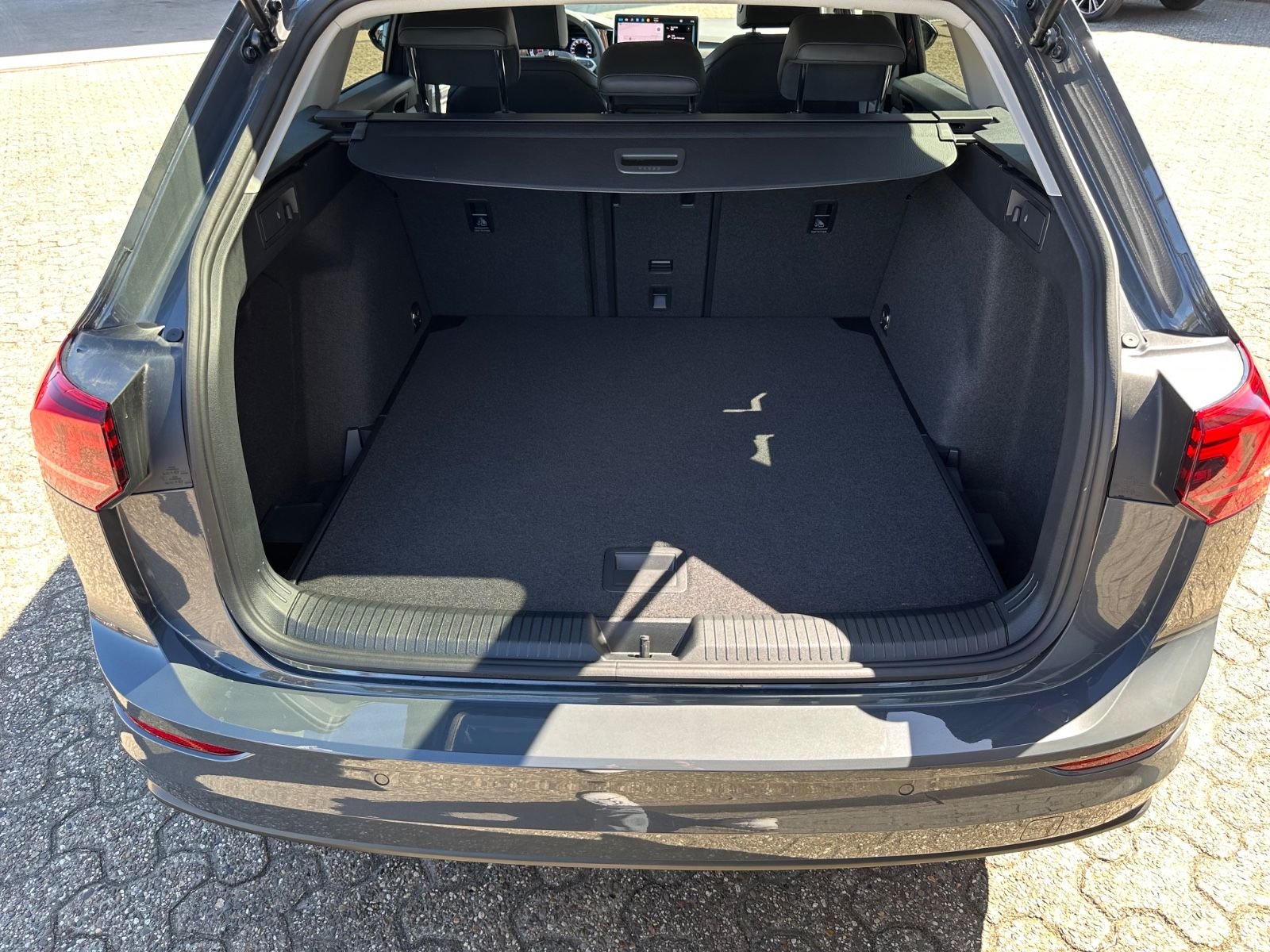 Fahrzeugabbildung Volkswagen Golf VIII Variant 1.5 TSI Life Navi/ACC/LED/Shzg