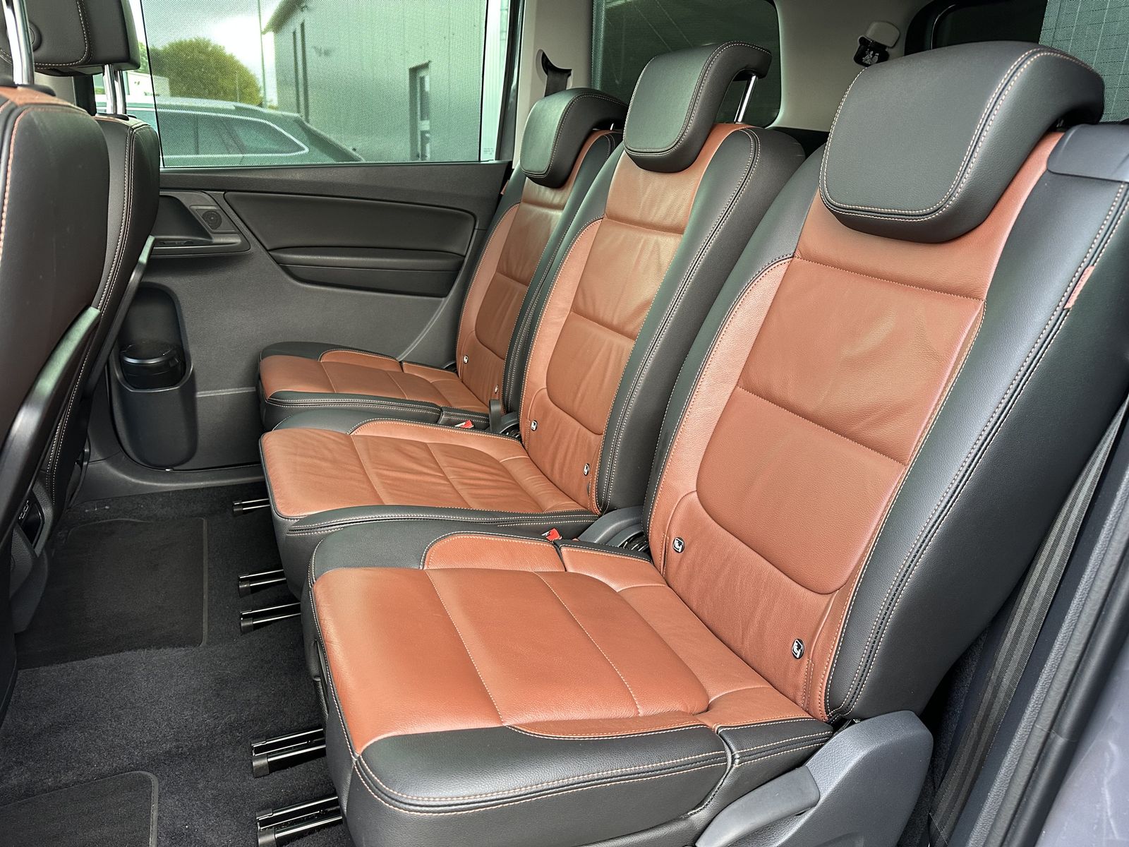 Fahrzeugabbildung Volkswagen Sharan 1.4 TSI DSG HL 7-Sitzer NAV+XEN+AHK+PANO