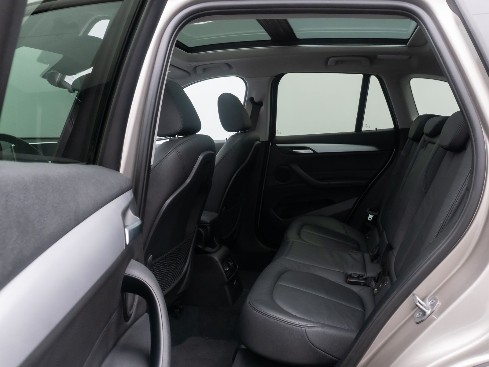 Fahrzeugabbildung BMW X1 xD18d Panorama Kamera DAB HiFi MSport Leder