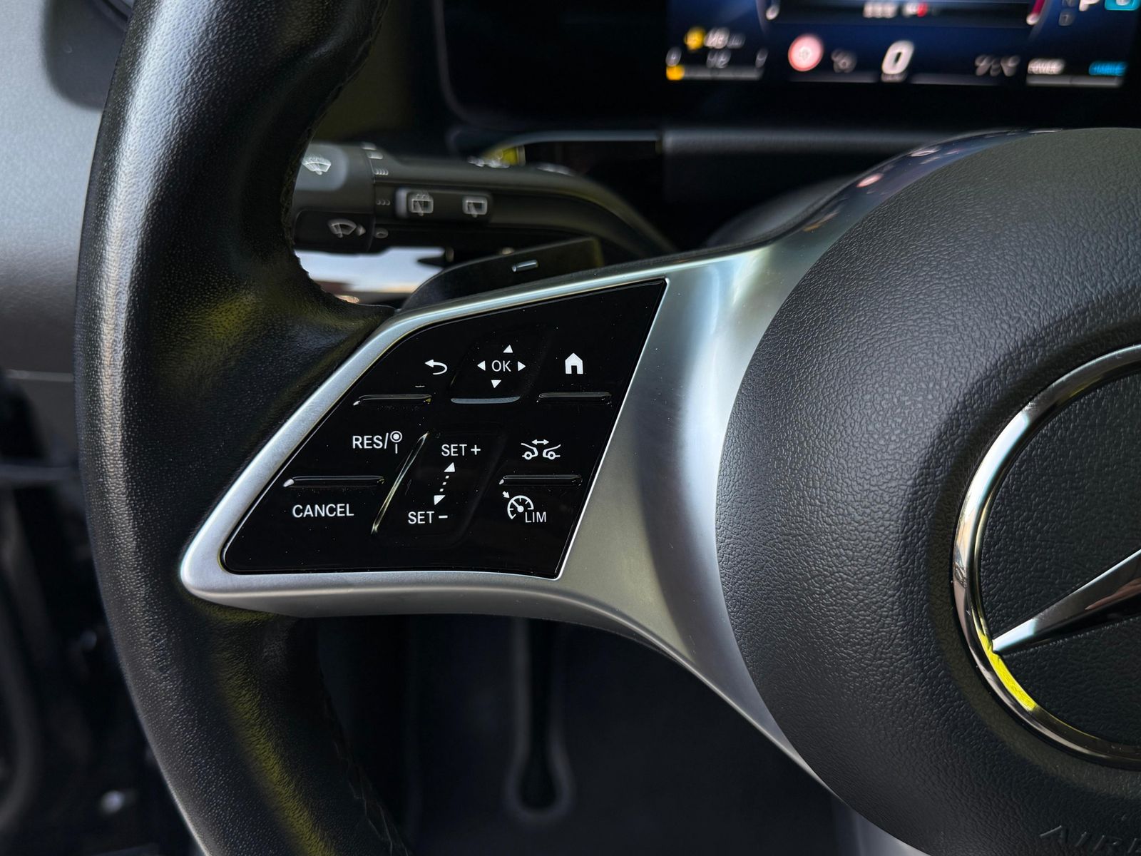 Fahrzeugabbildung Mercedes-Benz GLA 180 7G LED+MBUX+VIRT+SHZ+KAM+PARK+T-LEDER+