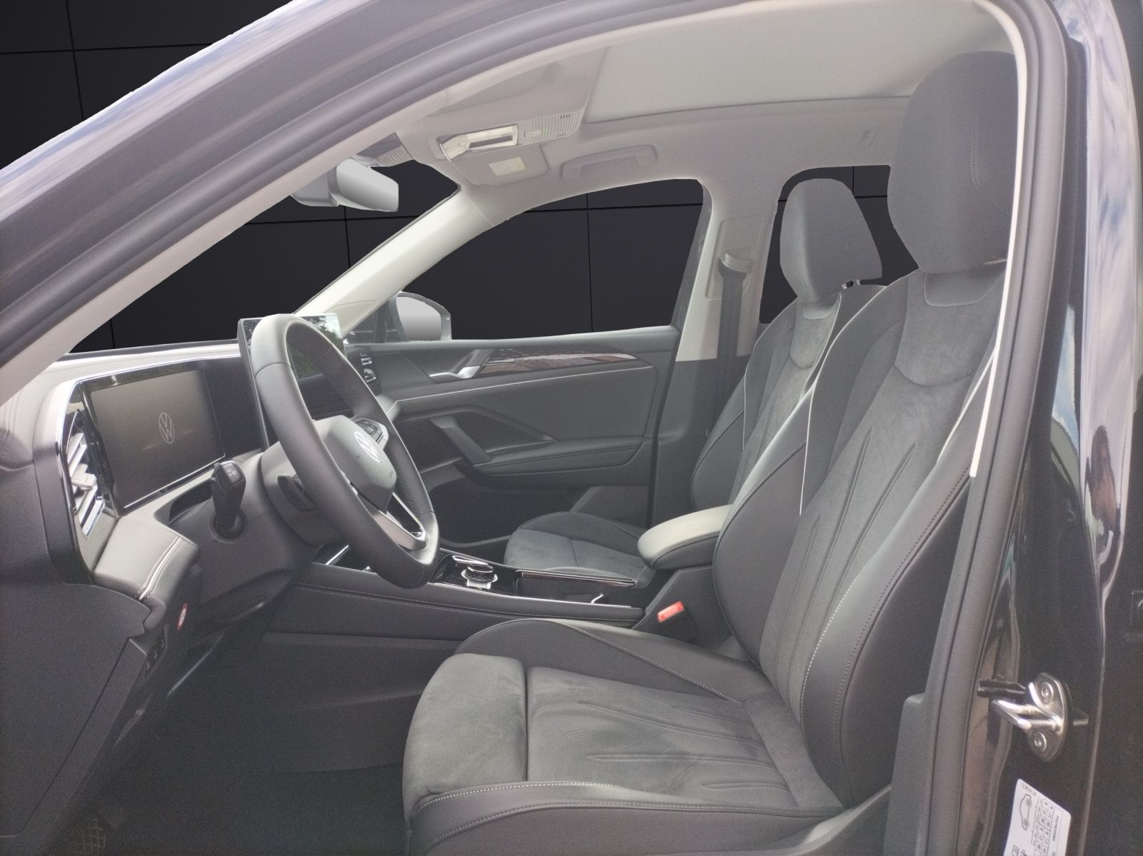 Fahrzeugabbildung Volkswagen Tiguan TDI Elegance DSG 4M LED AHK Navi HUD Pano