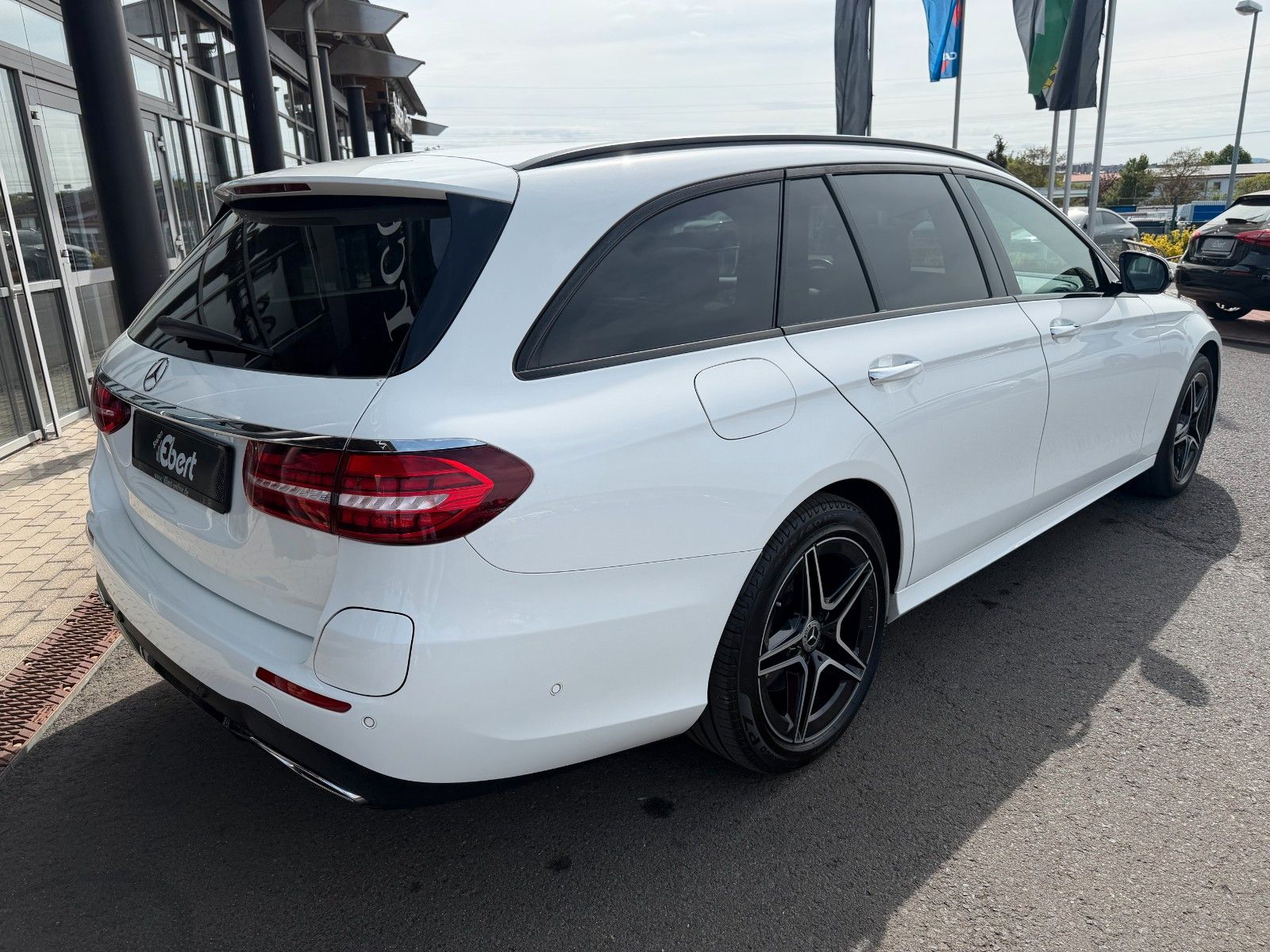 Fahrzeugabbildung Mercedes-Benz E 300e T AMG+Pano+Burm+Distr+HUD+360