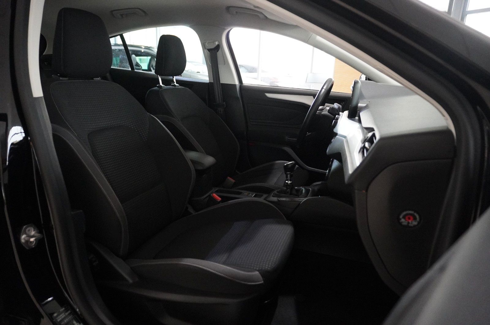 Fahrzeugabbildung Ford Focus Lim. 1.0 COOL & CONN. NAVI/LED/SPORT/SHZ