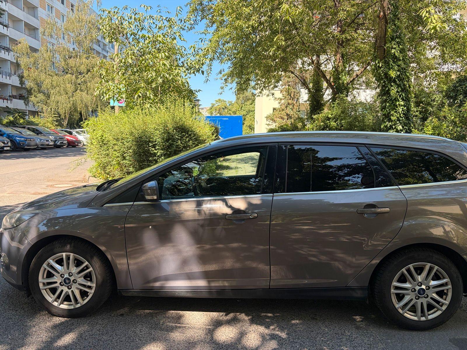 Ford Focus 2014 — вигляд ззаду