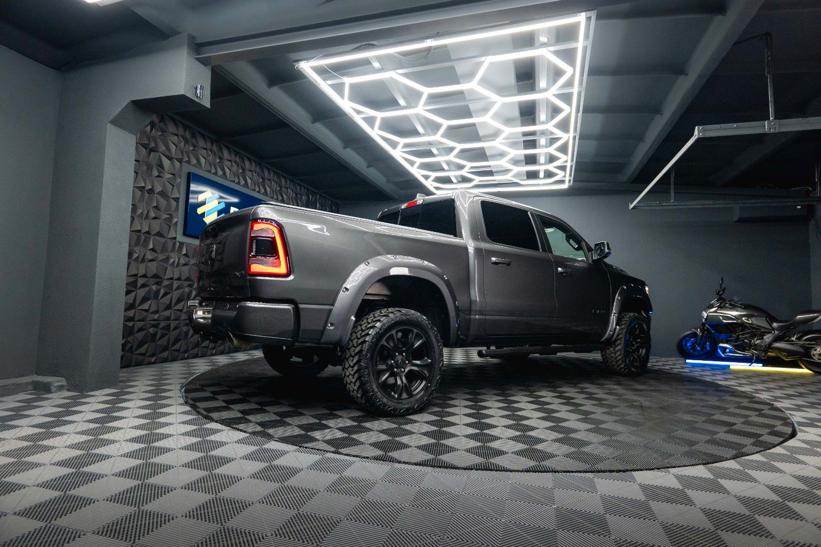 Fahrzeugabbildung Dodge RAM 5.7 V8 HEMI 4x4 OFFROAD Night-Paket *LED*19%