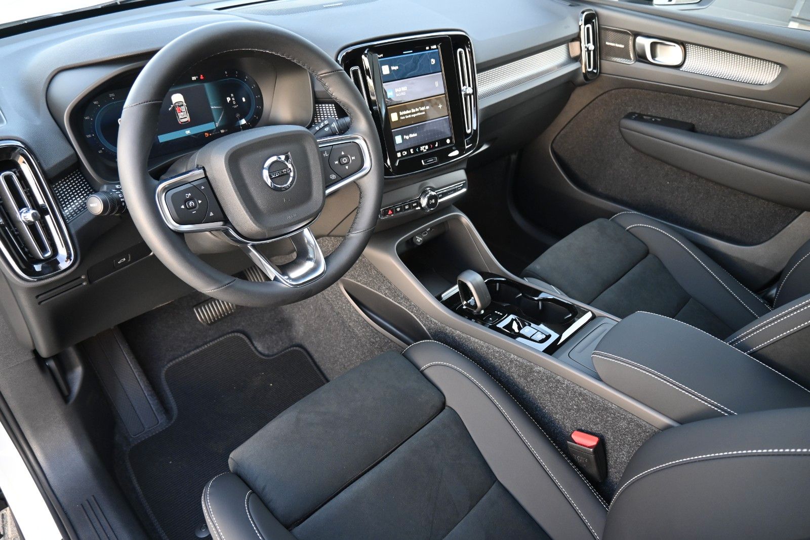 Fahrzeugabbildung Volvo XC40 B3 DKG Plus Dark*FSHZG*RFK*BLIS*ACC