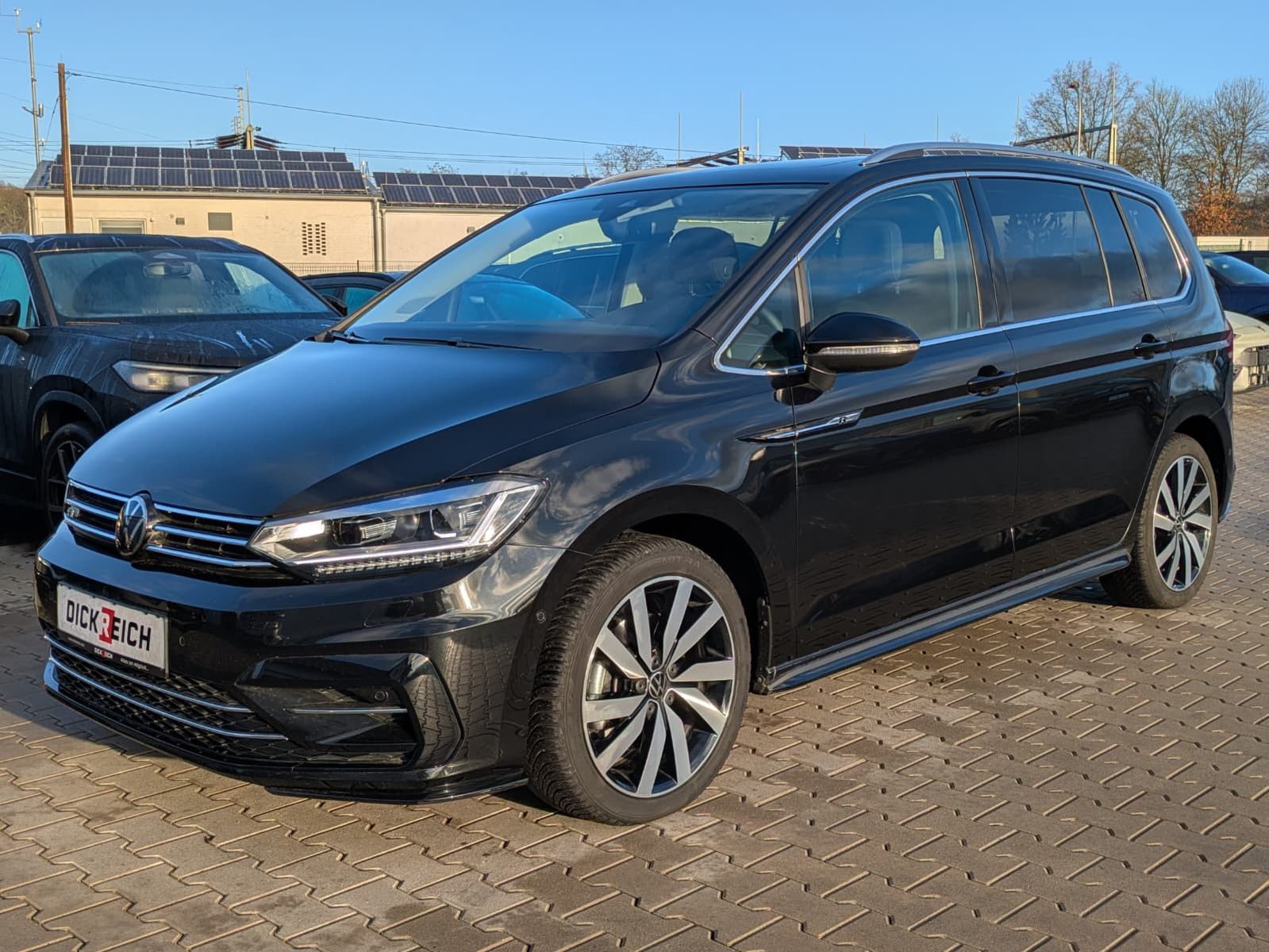 Fahrzeugabbildung Volkswagen Touran 2.0 DSG R-Line High. Pano 7-Si IQ.Dri AHK