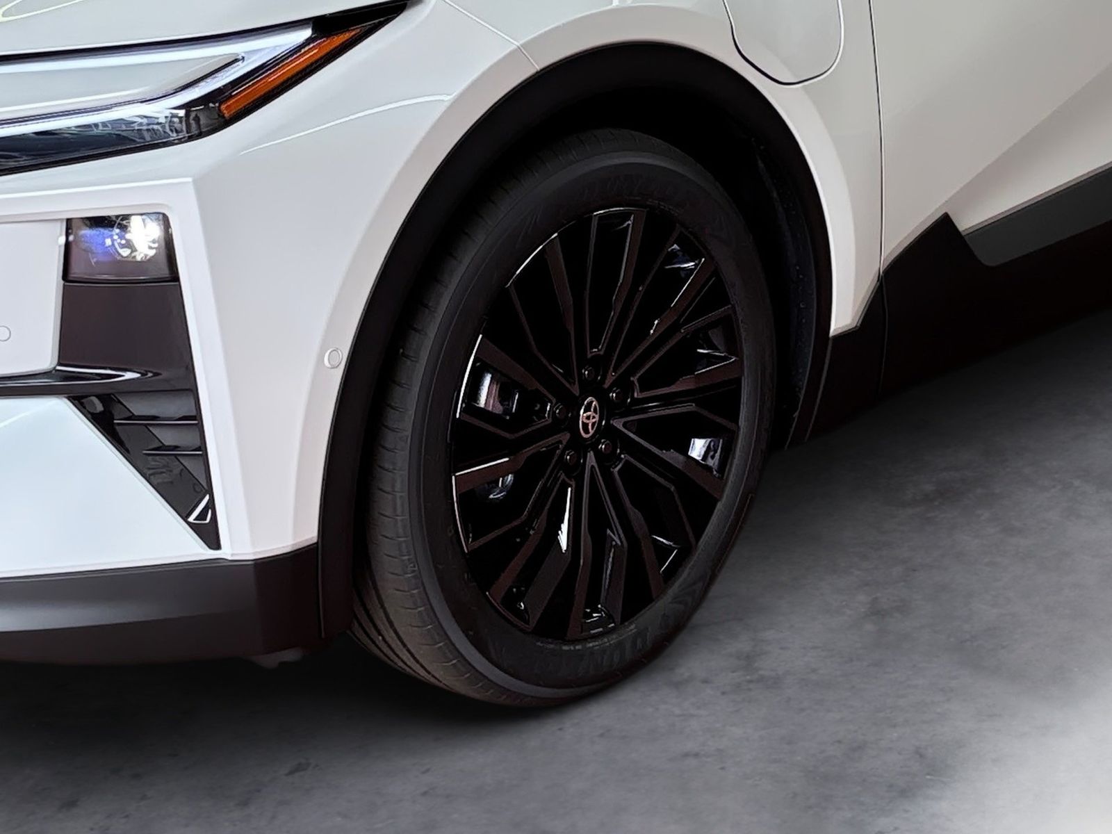 Fahrzeugabbildung Toyota C-HR+ Lounge 4x4 AWD 77KW, 360,Navi,SHZ,el.Heck