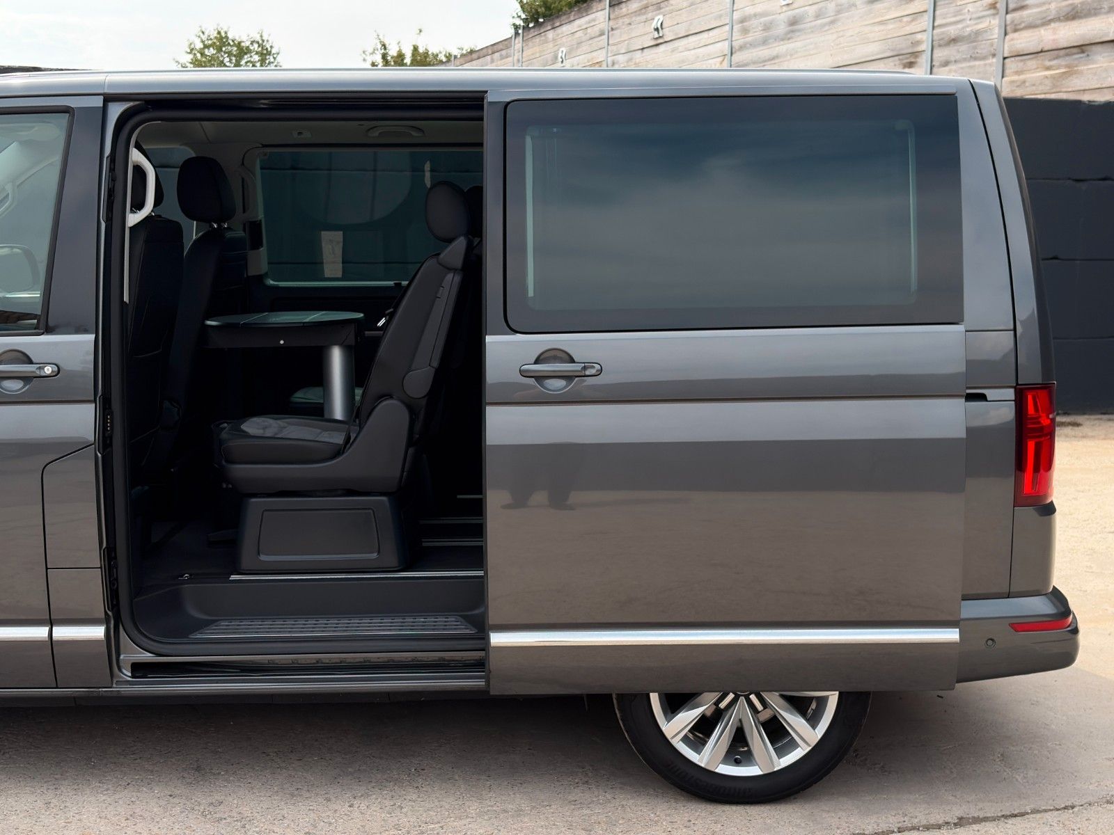 Fahrzeugabbildung Volkswagen T6.1 Multivan Highline Alcan. CAM ACC SHZ 3-Z KL