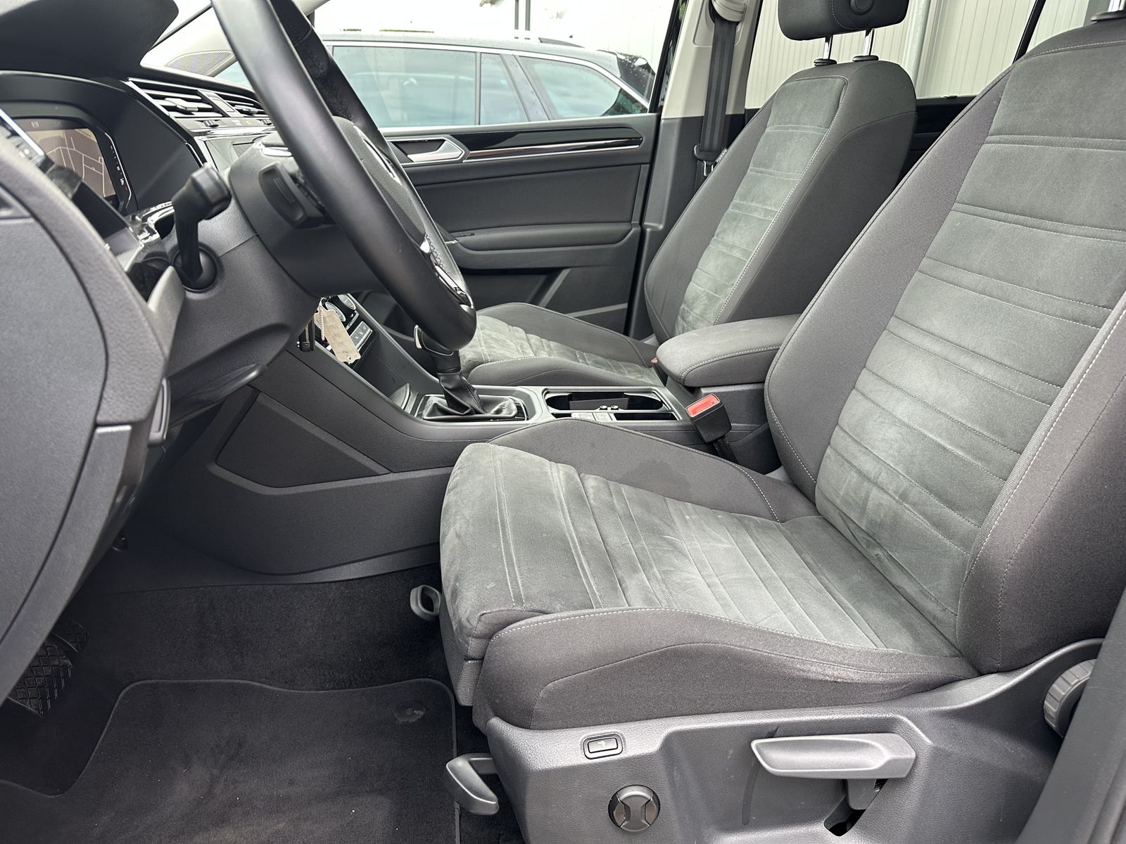 Fahrzeugabbildung Volkswagen Touran 2.0 TDI DSG Highline NAV+LED+ACC+PANO+KAM