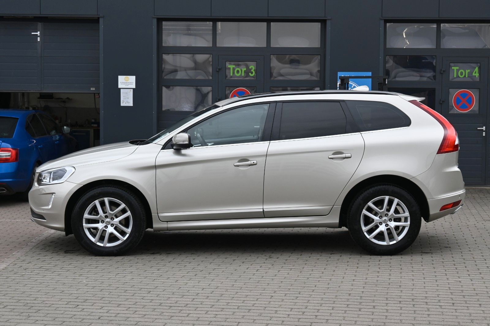 Fahrzeugabbildung Volvo XC60 D4 Momentum*BLIS*STHZ*PANO*BiXenon*CAM*DAB