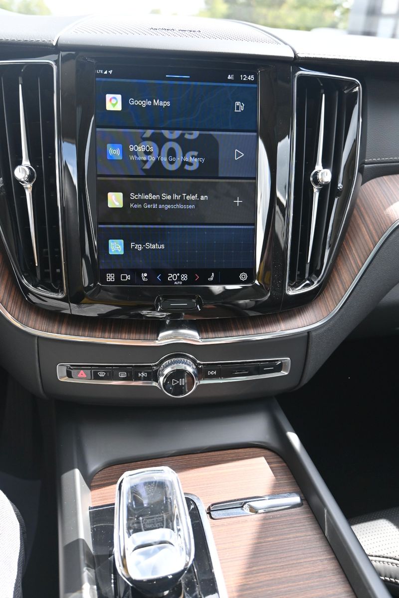 Fahrzeugabbildung Volvo XC60 B4 D AWD Ultimate Dark*STDHZG*360°*ACC*AHK