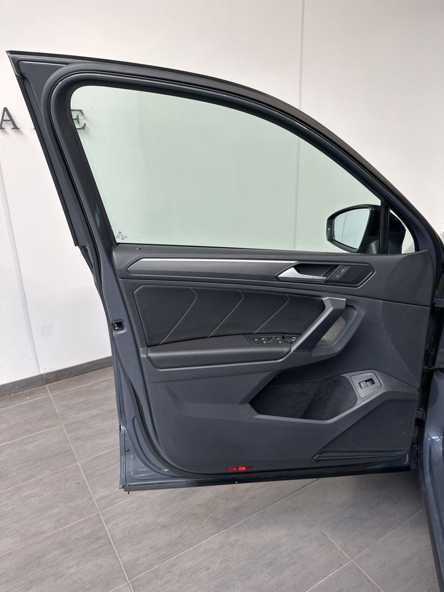 Fahrzeugabbildung Volkswagen Tiguan 4M R-Line Black NAV+IQ-LIGHT+AHK+VC+KAMER