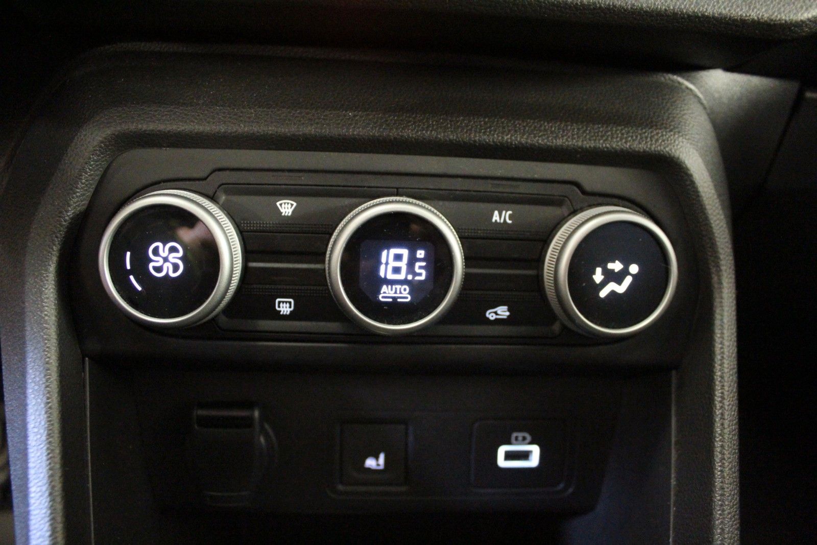 Fahrzeugabbildung Dacia Jogger TCE 110 Extreme+ 5-Sitzer *AHK*