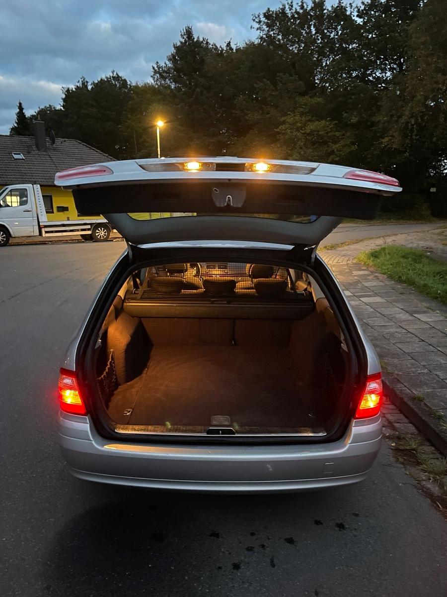 Mercedes-Benz E220 2004 — photo 10