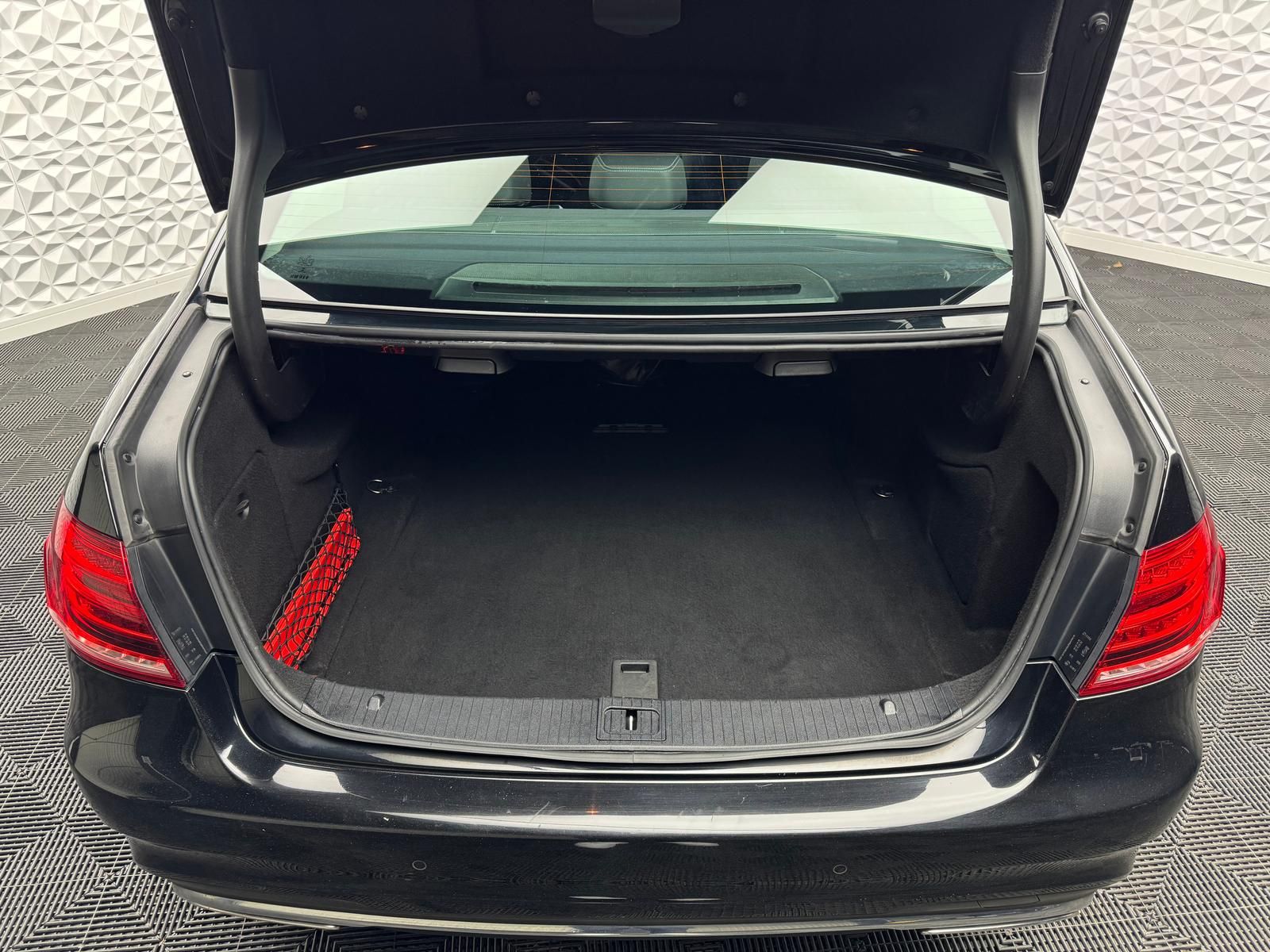 Fahrzeugabbildung Mercedes-Benz E 300 AMG V6 3.5L/PANO/HARMAN&KARDON/AHK/ILS/LED