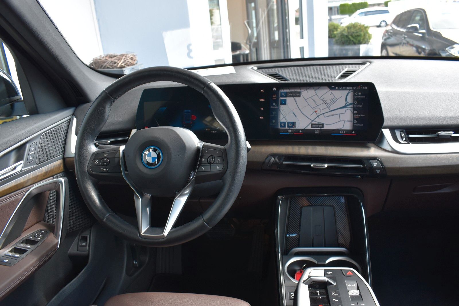 BMW iX1 30 xDrive Navi PanoDach Keyless LED foto 12
