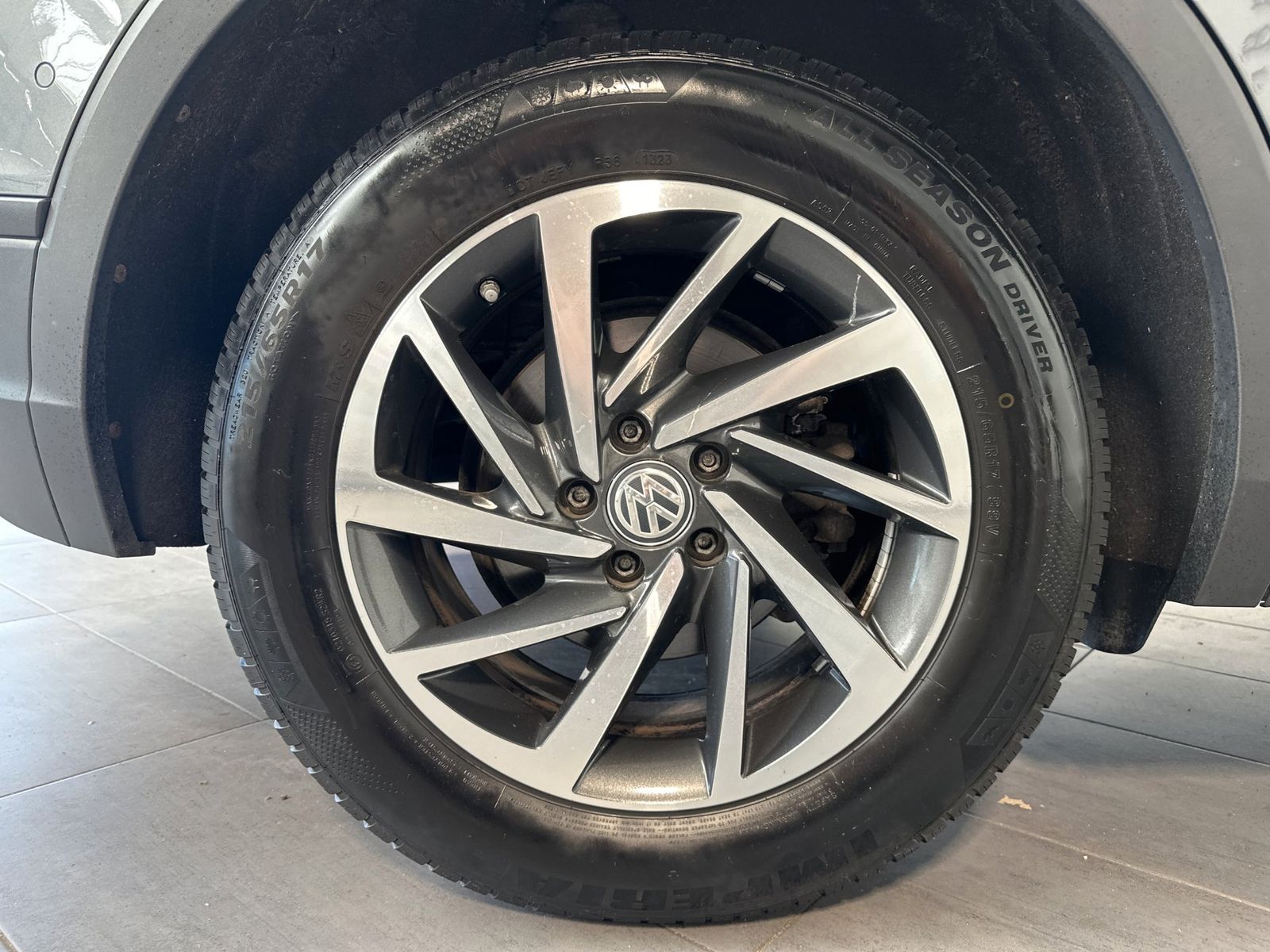 Fahrzeugabbildung Volkswagen Tiguan 2.0 TDI DSG 4M Sound NAV+LED+AHK+PANORAMA