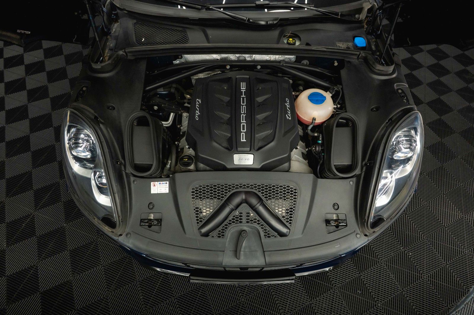 Fahrzeugabbildung Porsche Macan Turbo Sport-Design Chrono+ *Pano*DAB*LED*