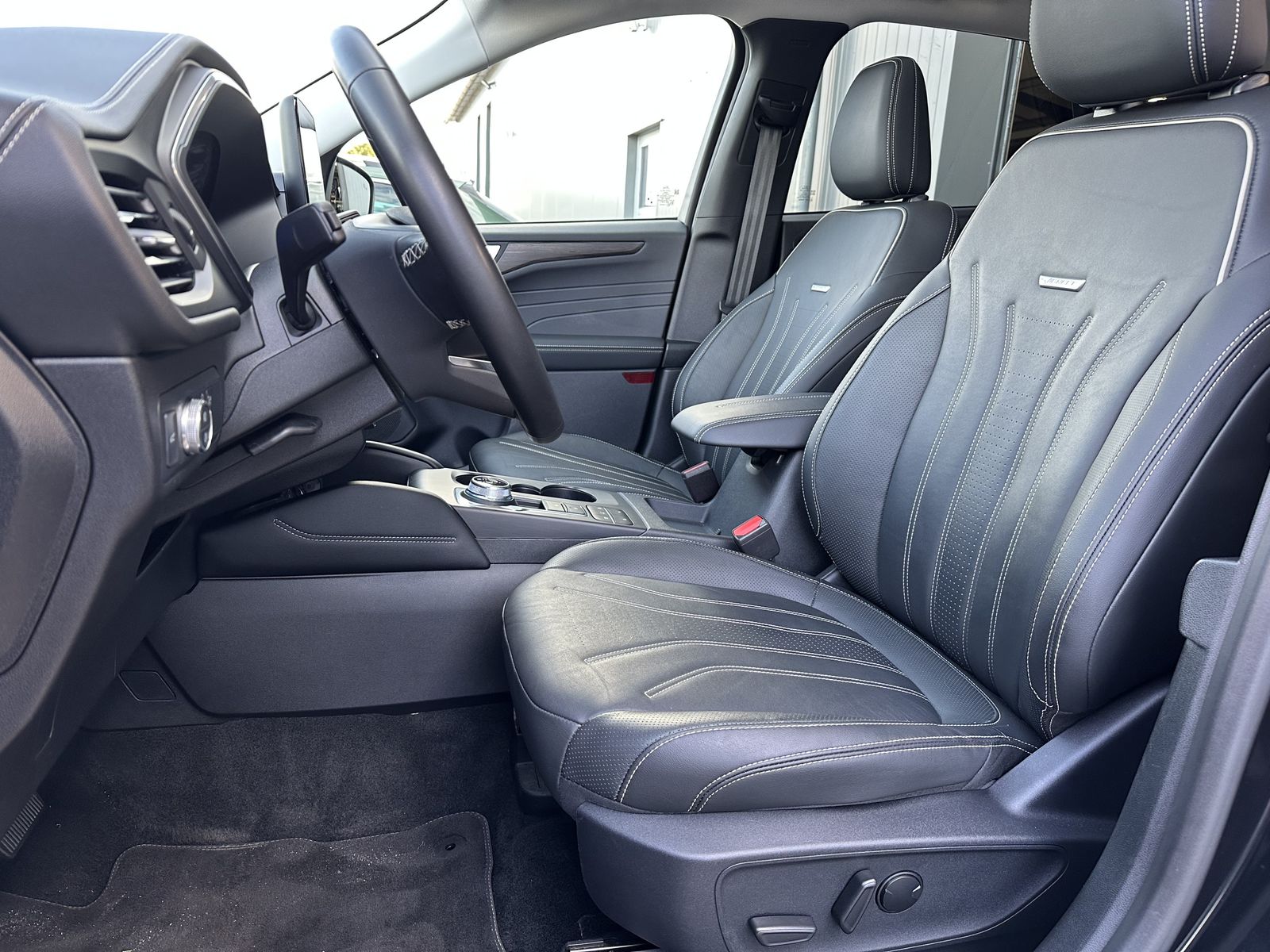 Fahrzeugabbildung Ford Kuga 2.0 EB 4x4 Aut. Vignale NAV+LED+AHK+PANO+VC