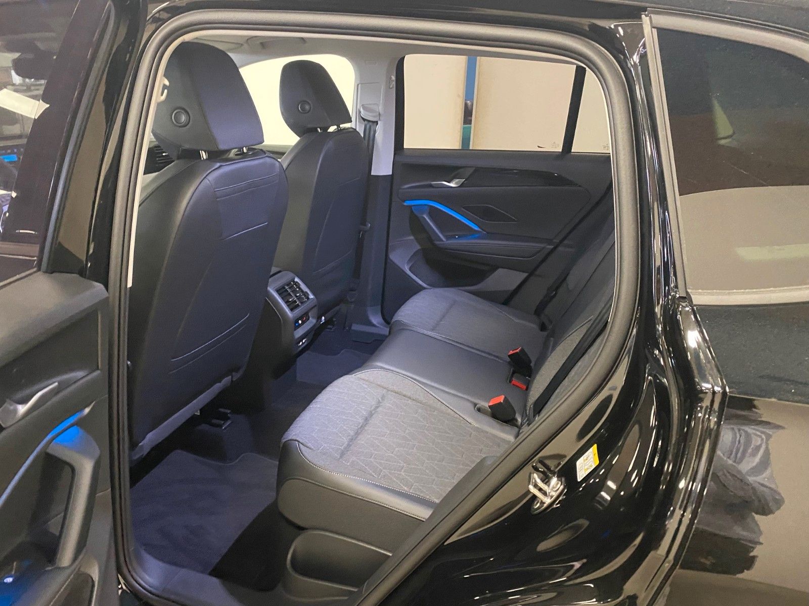 Fahrzeugabbildung Volkswagen Tiguan 1.5 eTSI OPF DSG +ACC+LED+NAVI+PARKASSIST
