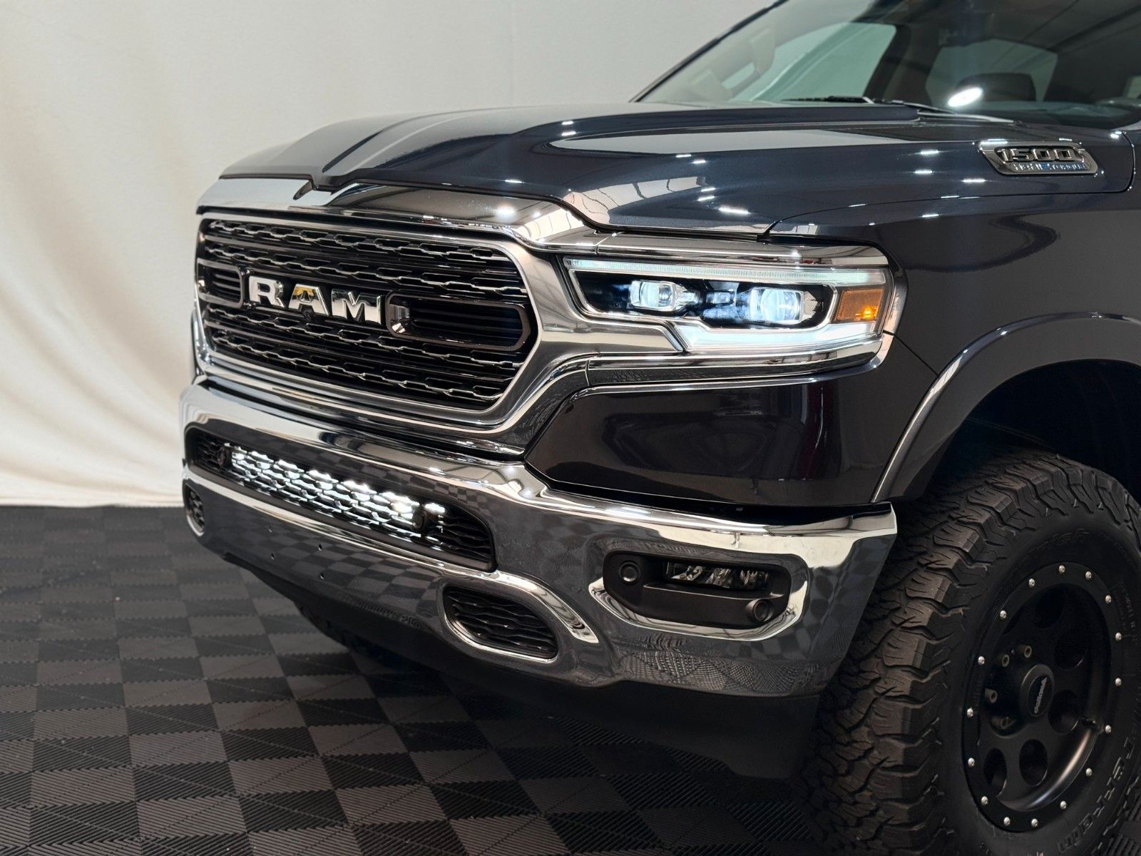 Fahrzeugabbildung Dodge Limited / CREW CAB / 4x4 / Harman Kardon / 360°