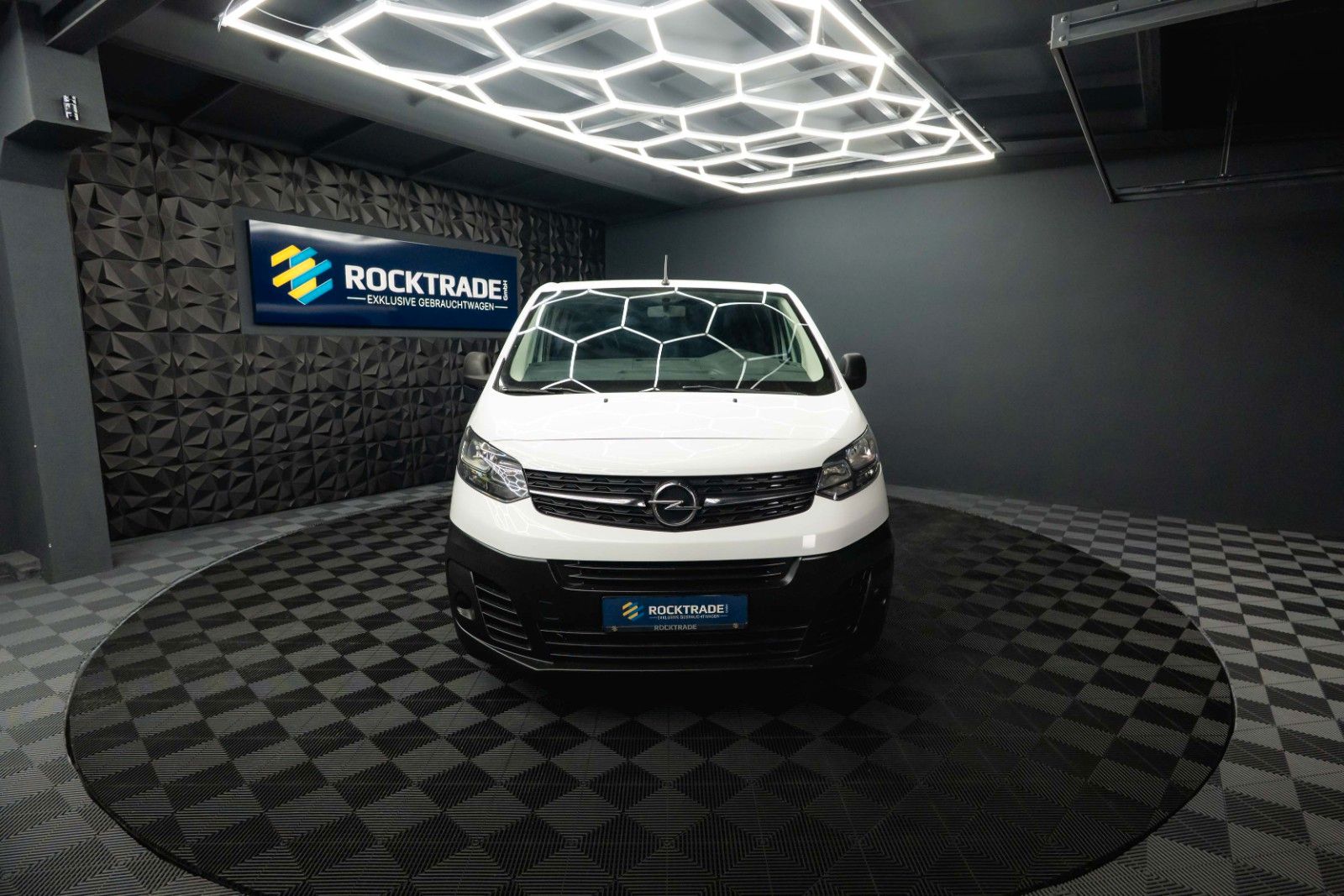 Fahrzeugabbildung Opel Vivaro Kombi S | 9 Sitze | Klima | DAB | TÜV NEU