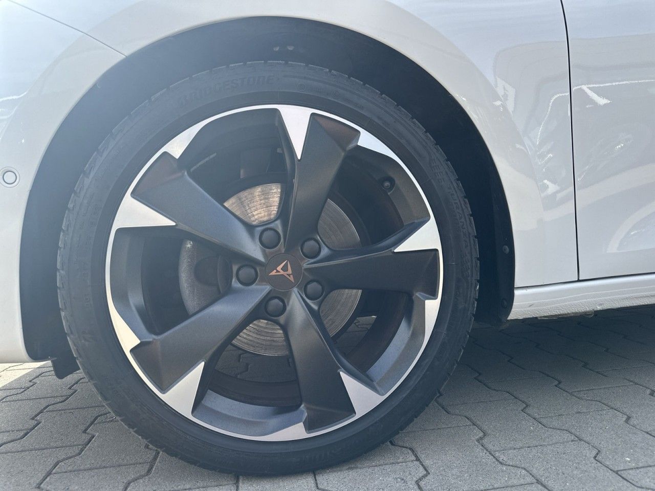 Fahrzeugabbildung CUPRA Leon Sportstourer 1.5 eTSI 150 PS DSG - mit KI generiert/bearbeitet