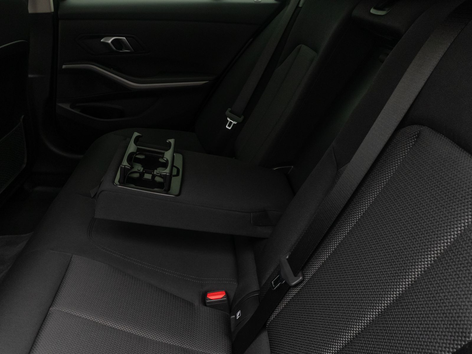 Fahrzeugabbildung BMW 318i GeschwindigReg DAB Alarm PDC LED CockpitPro