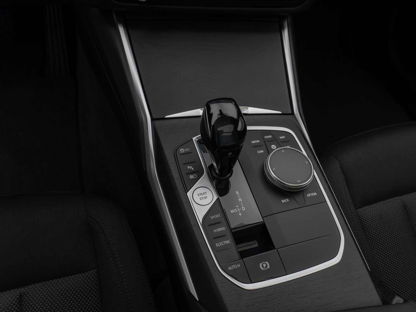 Fahrzeugabbildung BMW 330e Panorama Laser HUD DAB H/K Komfort Alarm