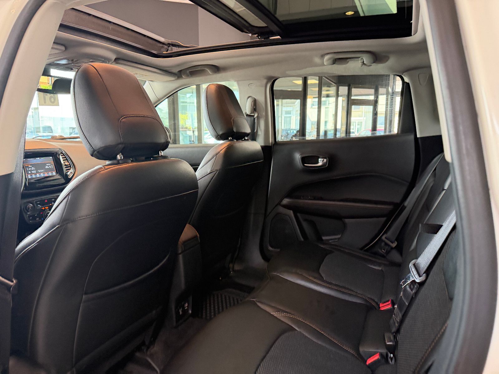 Fahrzeugabbildung Jeep Compass Limited 4WD /PANO/SHZ/L-HEIZ/PDC