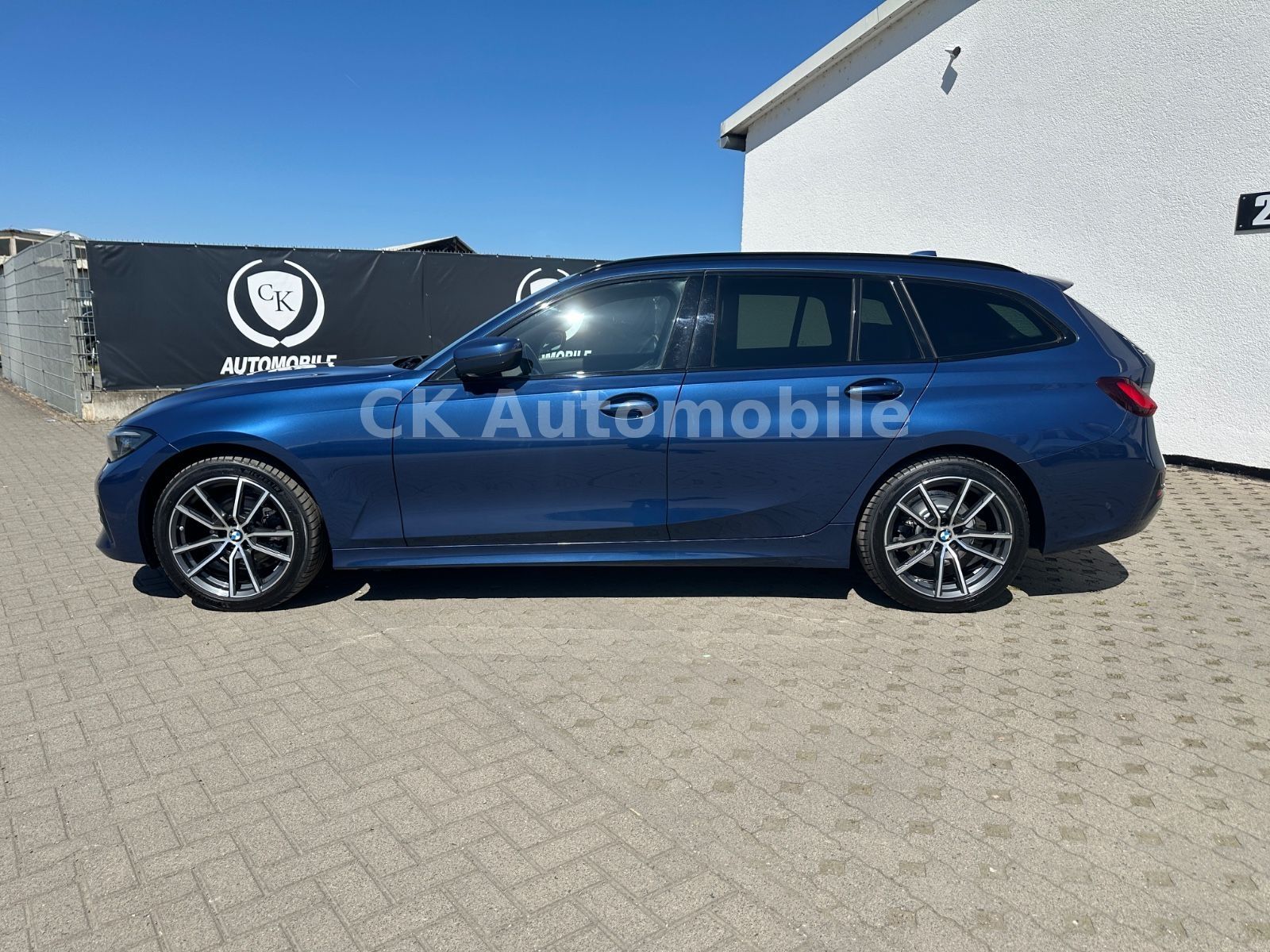 Fahrzeugabbildung BMW 318d Touring Sport-Line/Shadow-Line/Navi/Laser