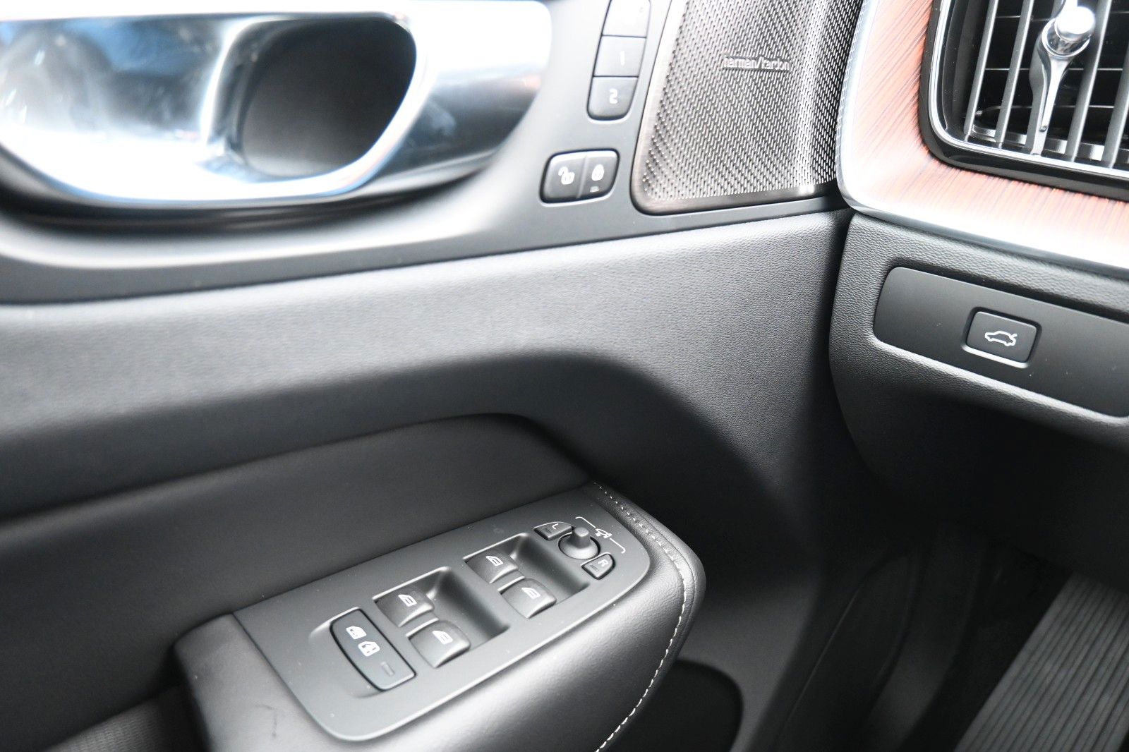 Fahrzeugabbildung Volvo XC60 B4 D Autom. Plus Dark*STDHZG*360°*H&K*ACC