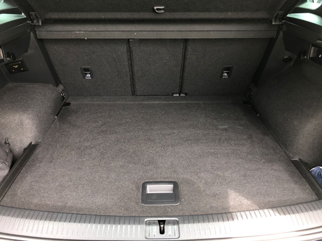 Fahrzeugabbildung Volkswagen Tiguan 1.5 TSI DSG Life AHZV NAVI Standheizung R