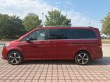 Mercedes-Benz EQV 300 Lang Avantgarde Volle Ausstattung - rote Mercedes-Benz EQV