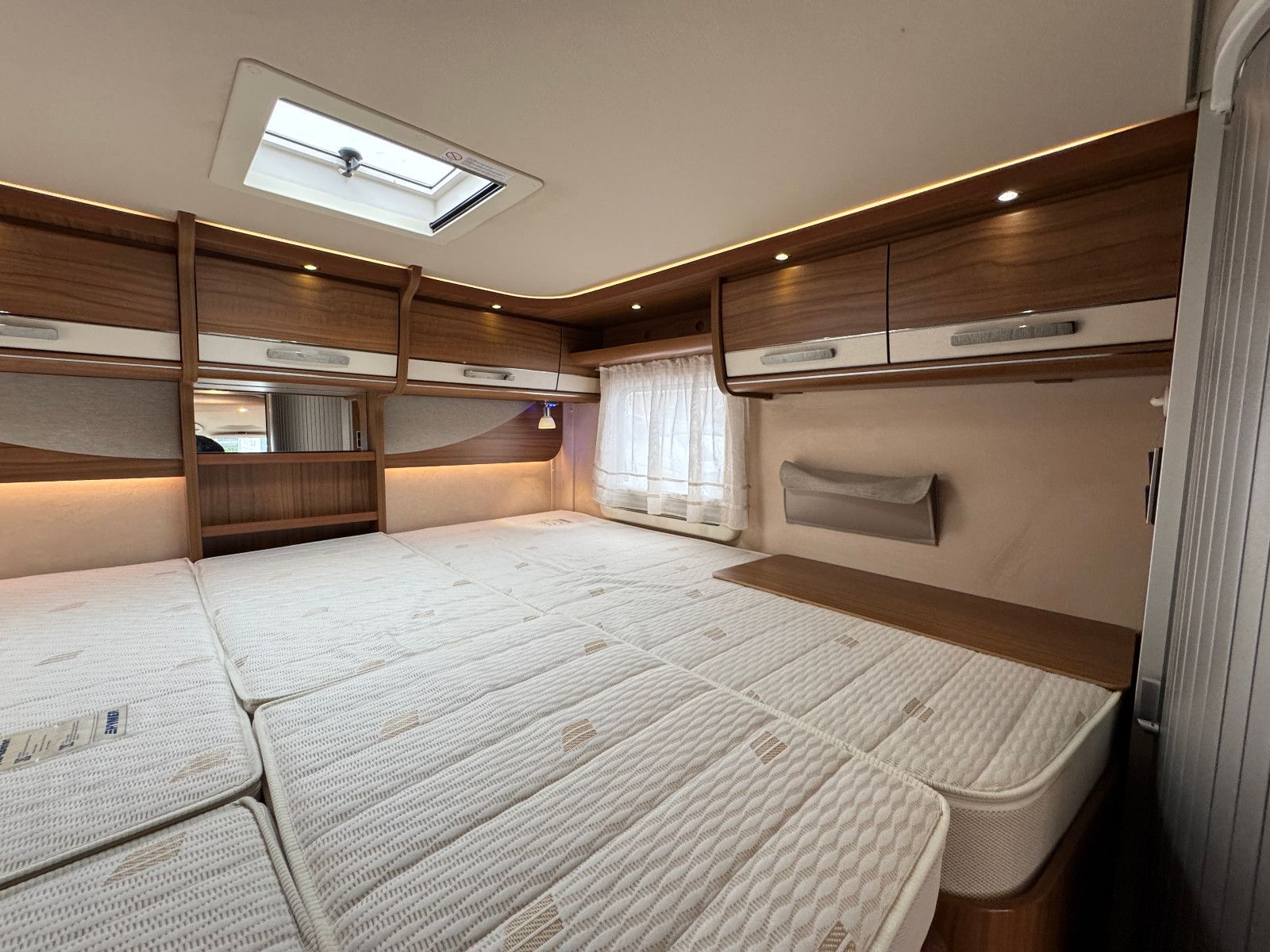 Fahrzeugabbildung HYMER / ERIBA / HYMERCAR B 678 PREMIUM LINE LITIHIUM 200 SOLAR SAT 1.HAND