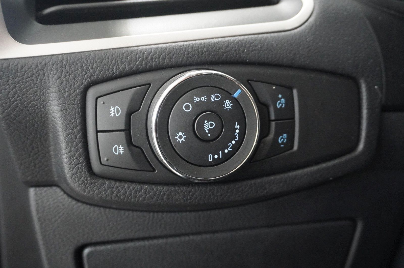 Fahrzeugabbildung Ford S-Max 2.0D BUSINESS 4X4 7-SITZE NAVI/SH/PDC/TEMP