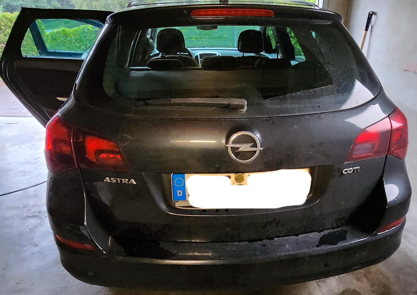 Opel Astra 2012 — rear view