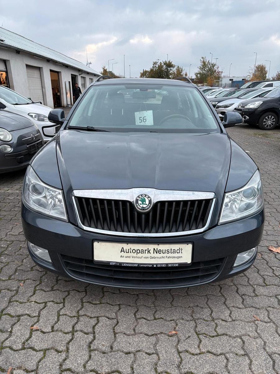 Skoda Octavia 2011 — rear view