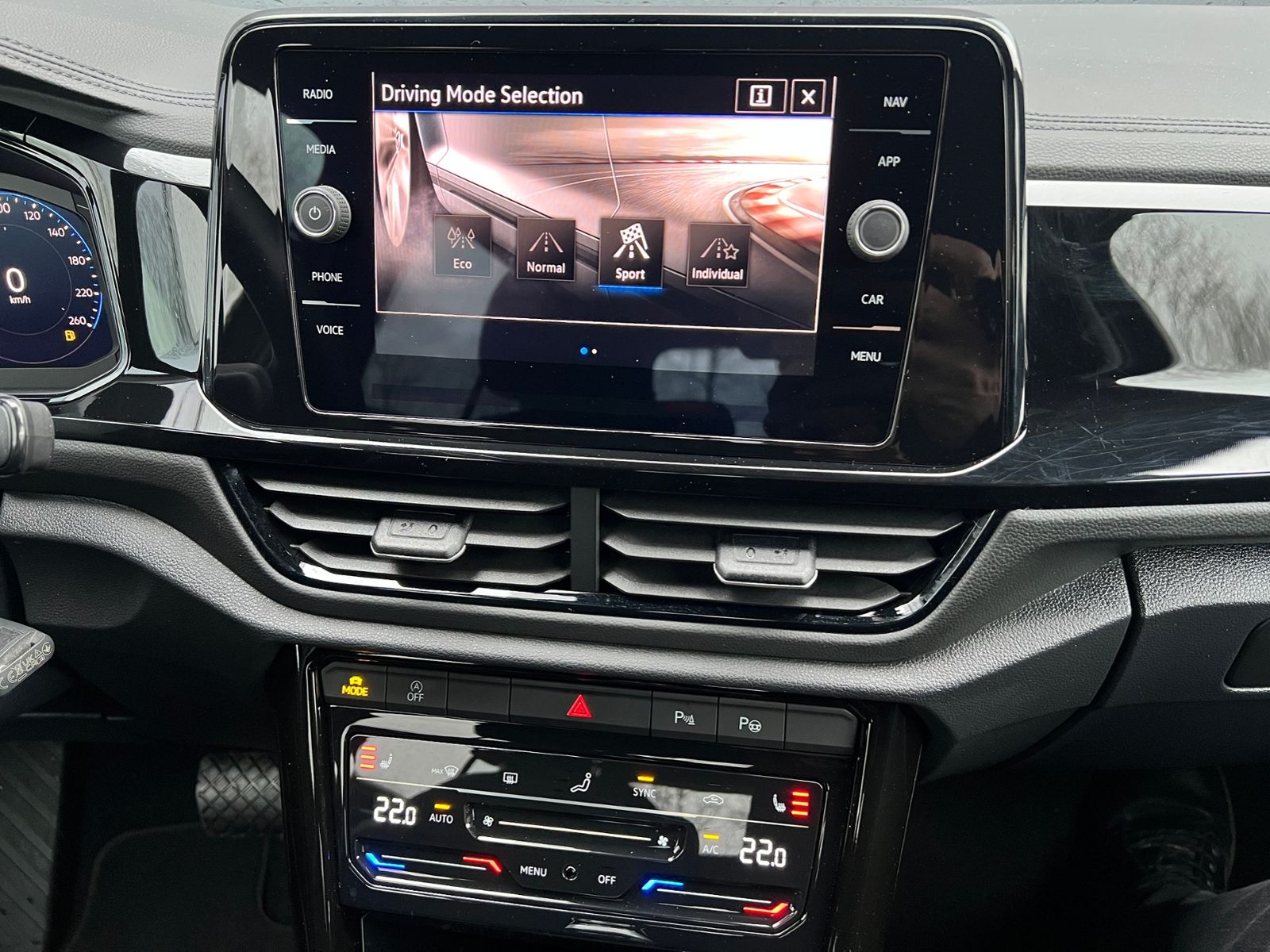 Fahrzeugabbildung Volkswagen T-Roc Style 1.5 TSI DSG *AHK, LED, BlackStyle, 1