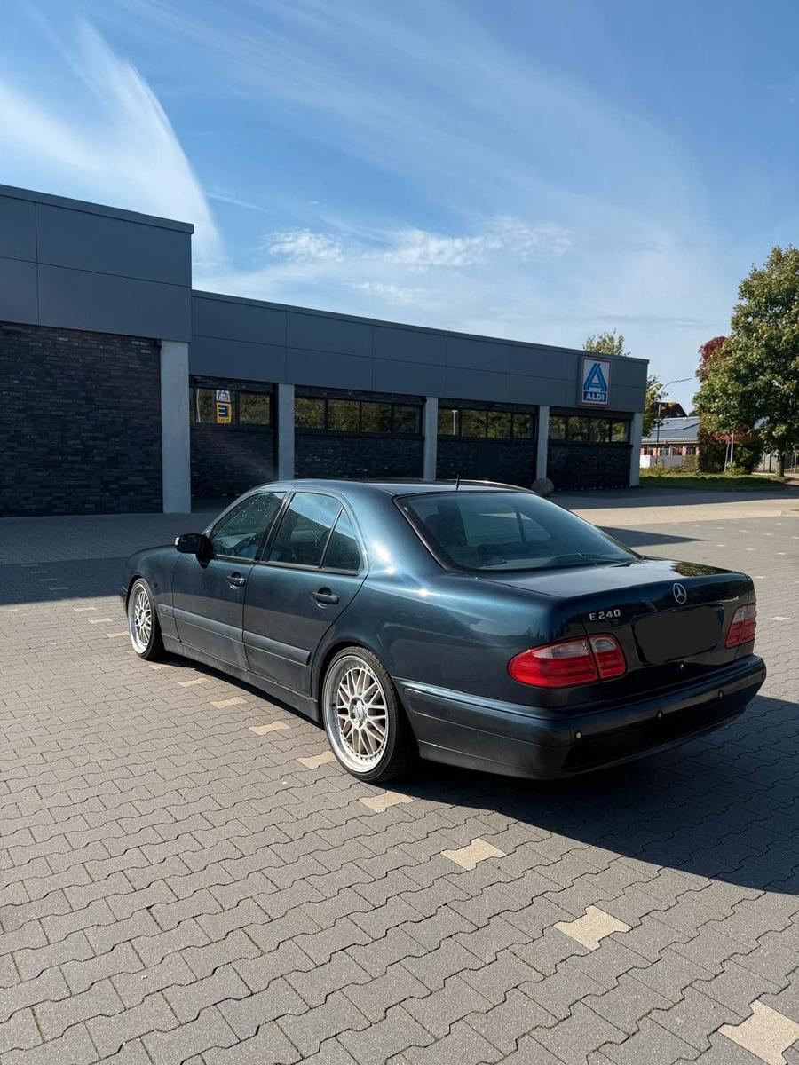 Mercedes-Benz E 240