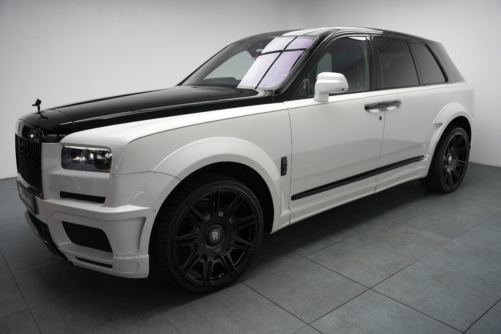Fahrzeugabbildung Rolls-Royce Cullinan/NOVITEC/WIDEBODY/24''/FOND-TV/STERNEHIM